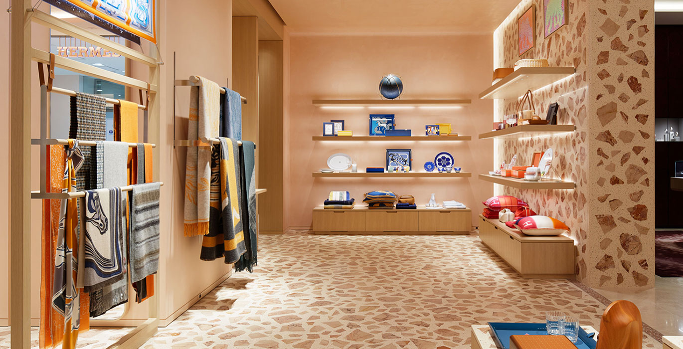 【Japan】Luxury retail store showcase customization project